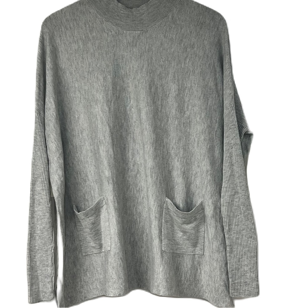 NWOT Romeo & Juliet Couture Woman's Gray Turtleneck Oversize Sweater Size Small
